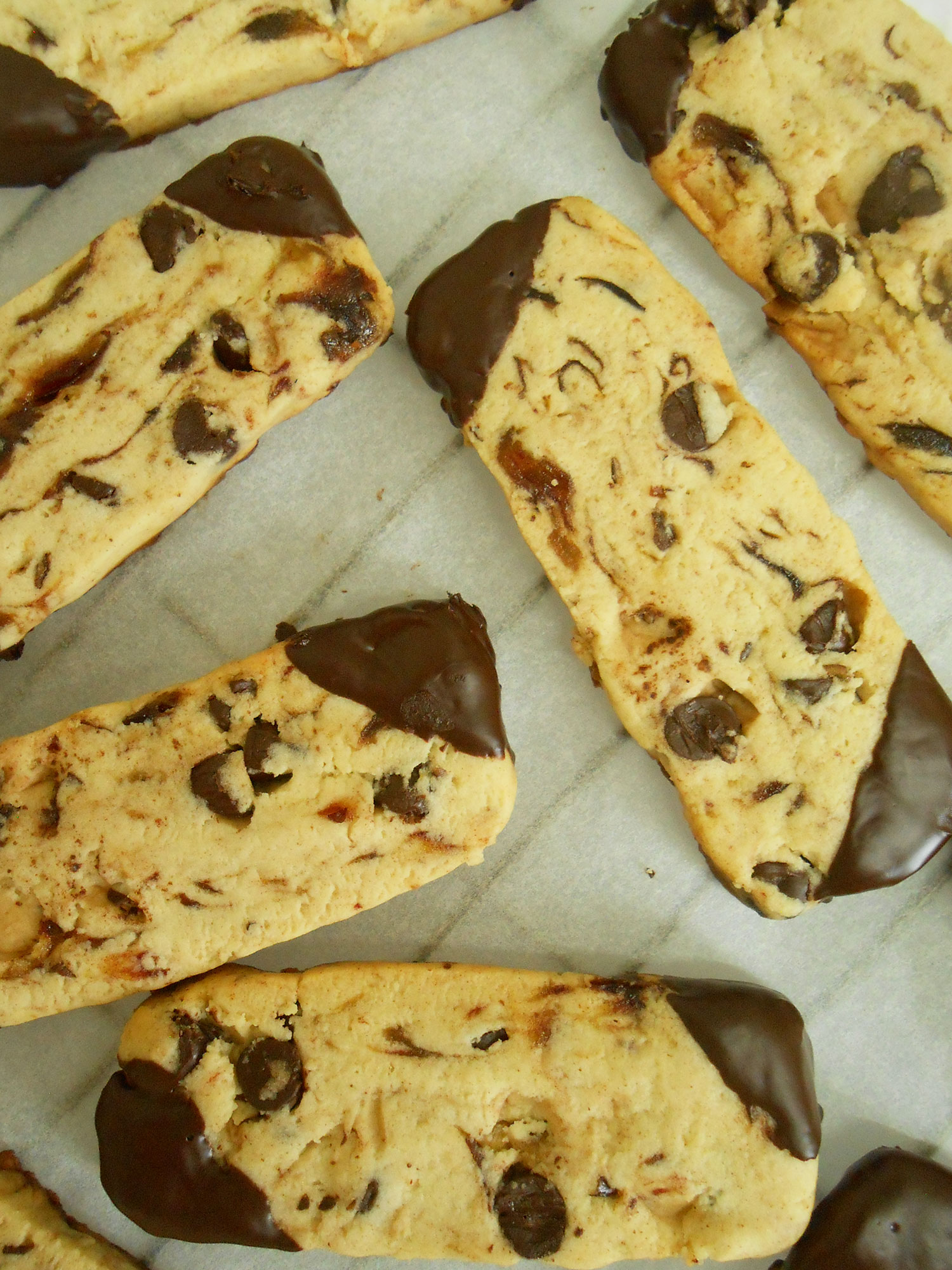 vegan date and chocolate cookies